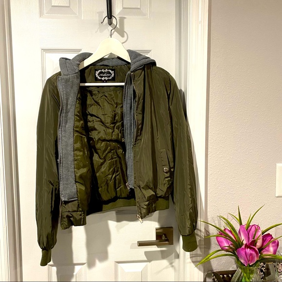 Ambiance Apparel Green Bomber Jacket (Size M) 🌹 - Picture 8 of 16